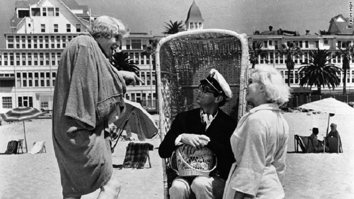 Top 5 movie scenes in Hotels - Some like it hot