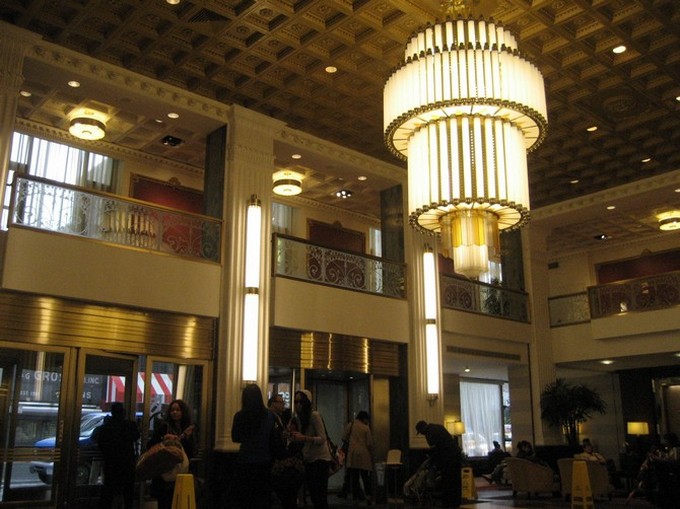 BEST WHITE CHANDELIERS FOR AN HOTEL LOBBY