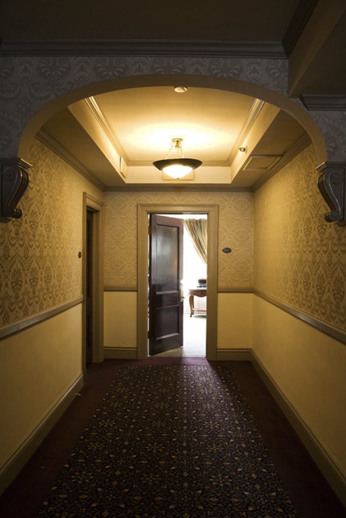 10-creepy-haunted-hotels-around-the-world-2stanley-hotel-estes-park-colorado