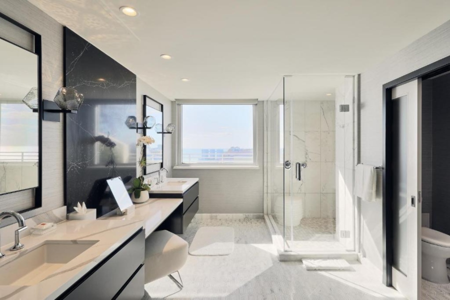 Luxury Hotels: Clean and Charming Bathroom