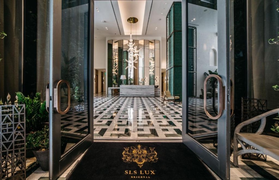 Luxury Hotels: An incredible Entrance with golden touches.